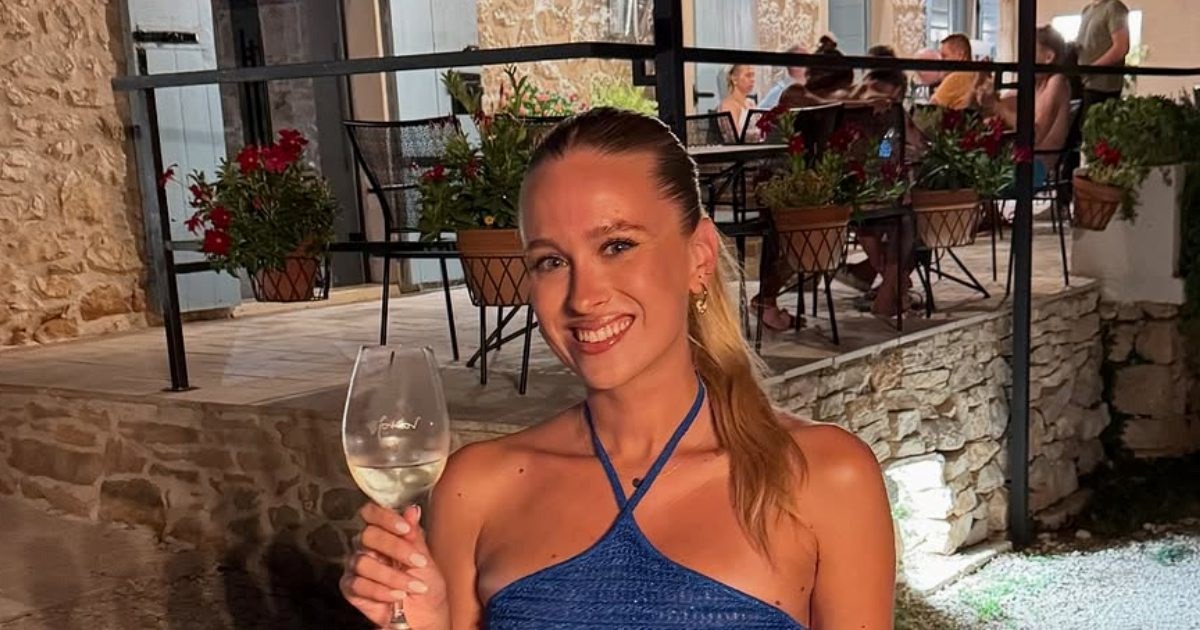 Domenica izgleda sjajno u kombinaciji od trapera. Posebnu pozornost ukrao top