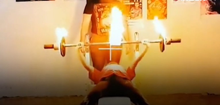 Ruska djevojčica postavila svjetski rekord, u minuti 25 puta podigla zapaljenu šipku