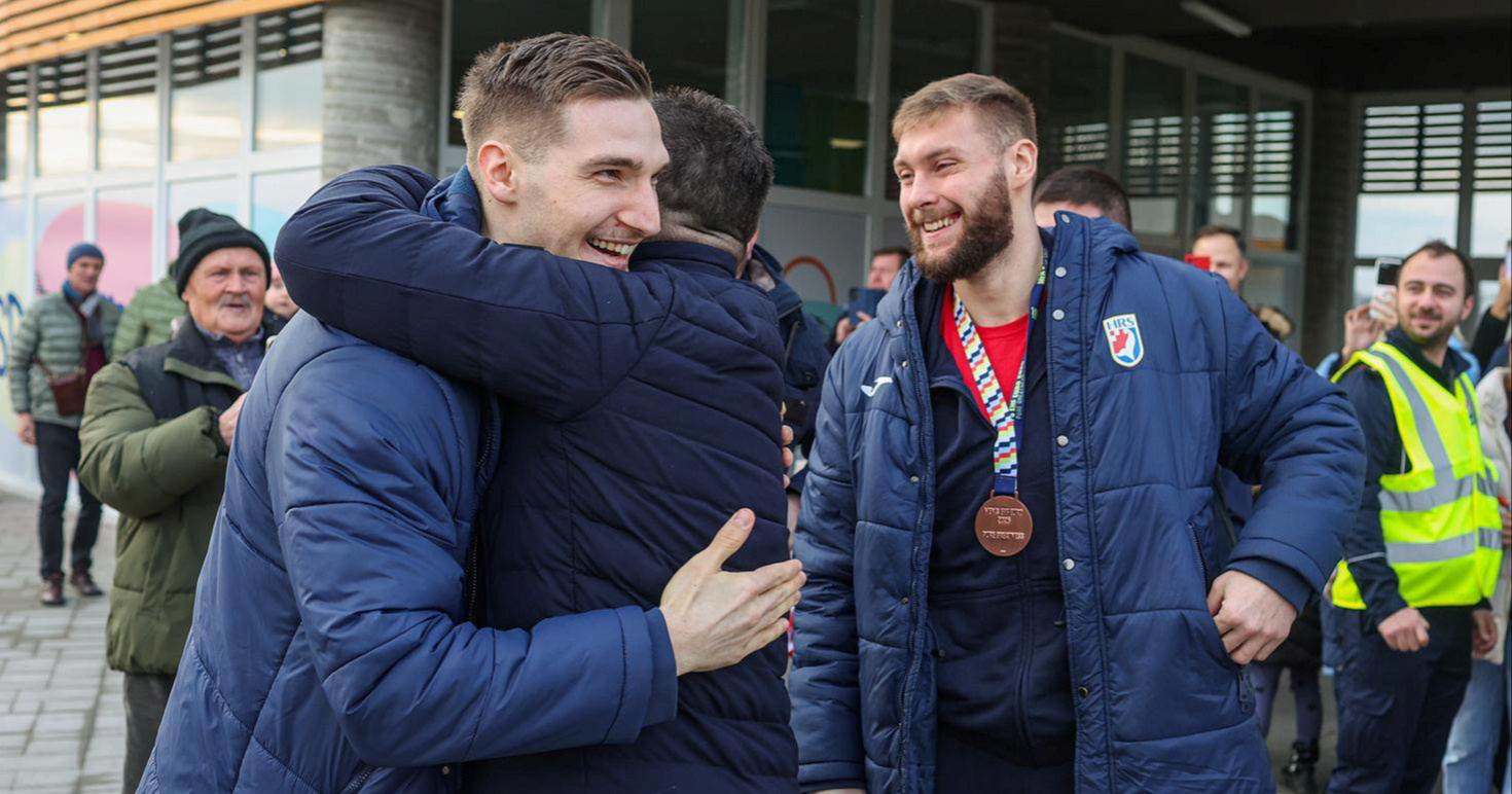 Doček u Brckovljanima: Mještani dočekali Raužana i Kuzmanovića, puštali Thompsona