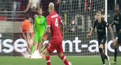 Pogledajte trenutak u kojem je petarda eksplodirala pored Eintrachtovog golmana