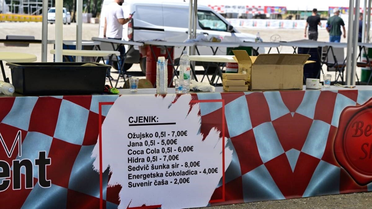 Otkrivene cijene u fan zoni na Bundeku. Voda 5 eura, pivo 7, sendvič 8...