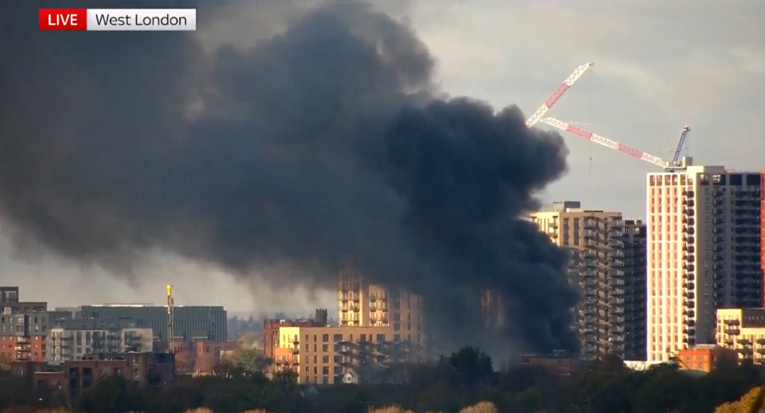 VIDEO Gori skladište u Londonu. Na terenu 150 vatrogasaca i 25 vatrogasnih vozila