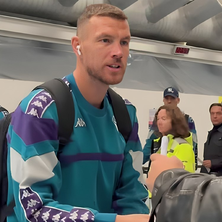 Pogledajte kako se Džeko posvađao s navijačem zbog dresa: Snimaš, ha? Prodat ćeš ga?