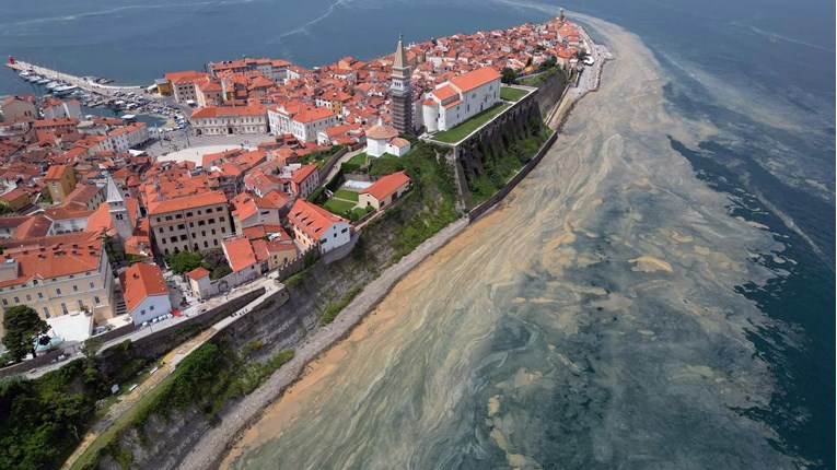 Fotke iz zraka: More u Sloveniji nakon snažnog nevremena izgleda nadrealno