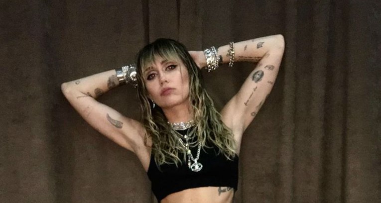 Miley Cyrus proslavila razvod simboličnom tetovažom