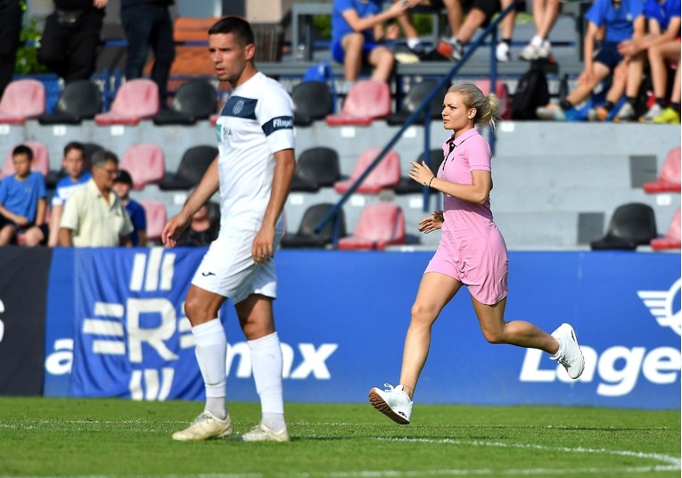Zabrinuta djevojka nogometaša Rudeša utrčala u teren nakon što se on onesvijestio