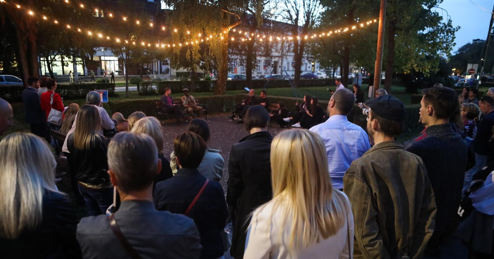 Mnoštvo promatralo dva čovjeka na klupi u Velikoj Gorici. Evo što se događalo