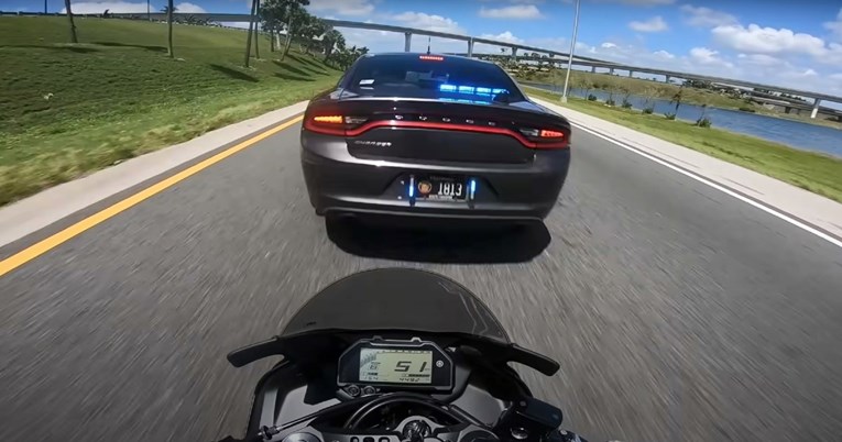 VIDEO Policajac manevrom umalo ubio motociklista. Je li kriv?