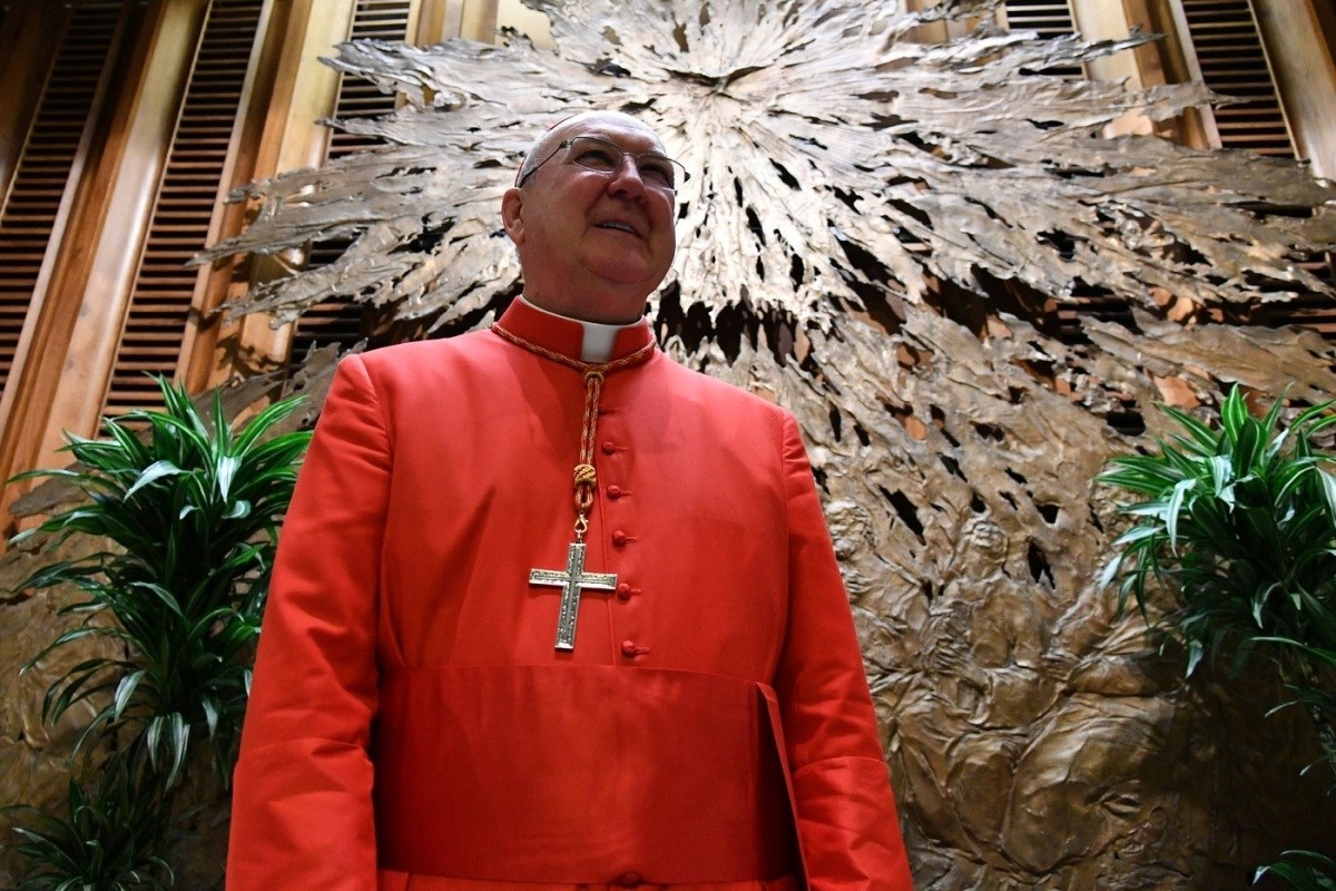 On je kamerlengo. Preuzima papine dužnosti i mora uništiti njegov prsten