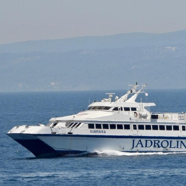 Ribarski brod udario u Jadrolinijin katamaran  u Gružu, linija u prekidu