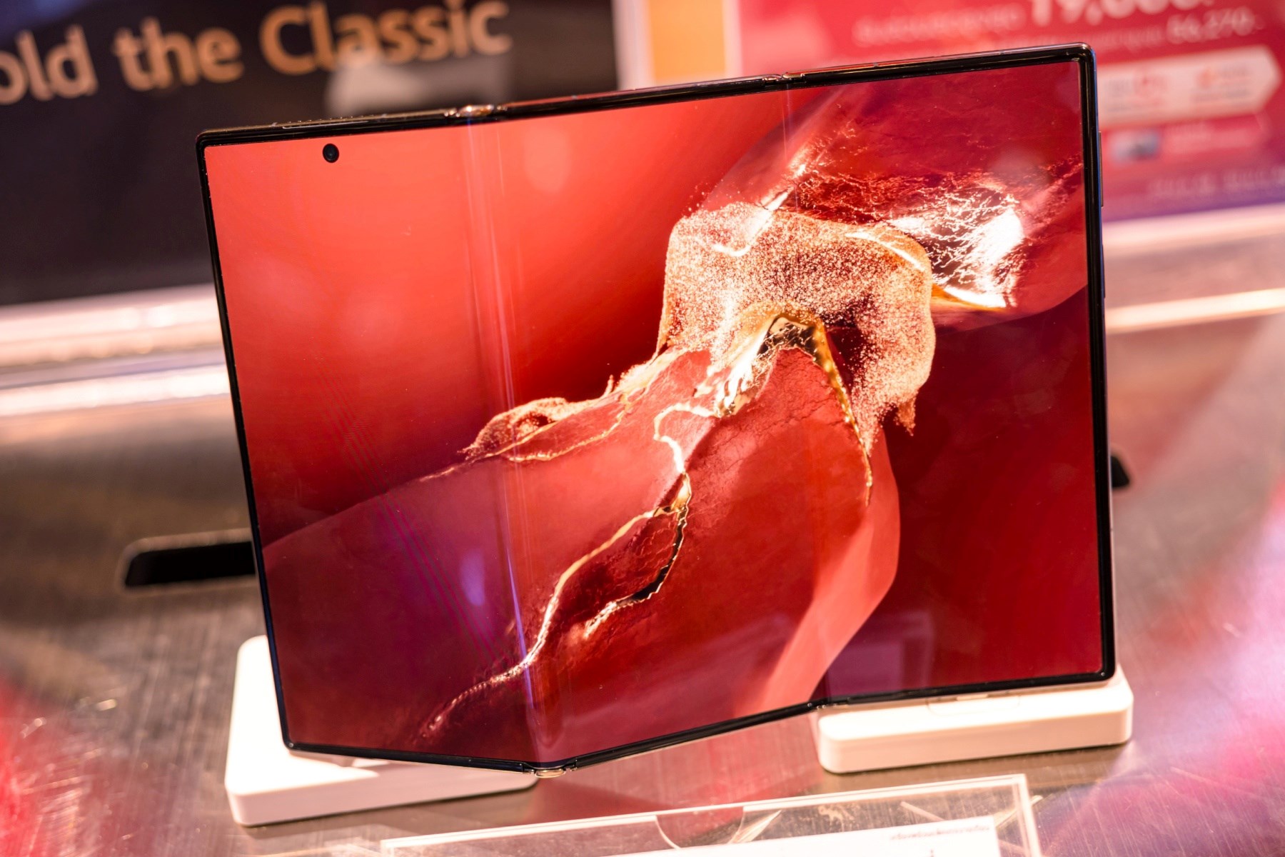 Apple još nema ni fold, a konkurencija već nudi trifold telefone