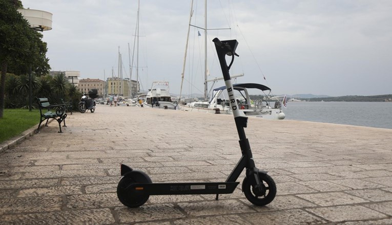 Tinejdžerice na Lošinju pale s romobila. Jedna helikopterom prevezena u bolnicu