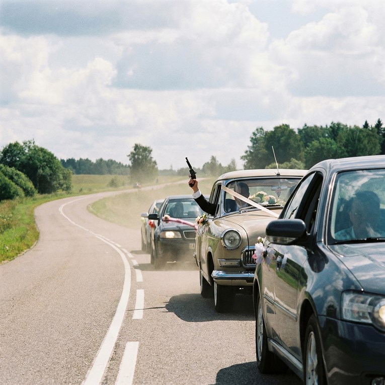 Pucali iz auta u svadbenoj koloni u Krapini, policija prekinula slavlje