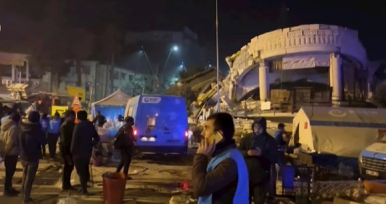 Novi potres od 6.4 u Turskoj, rušile se zgrade. Troje mrtvih, preko 680 ozlijeđenih