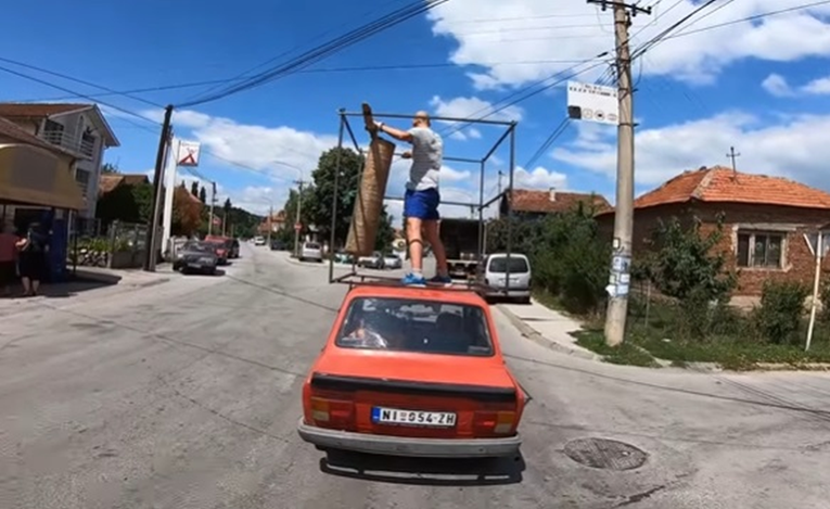 "Skoro poginuo": Teško je gledati što srpski YouTuber radi na autu u vožnji