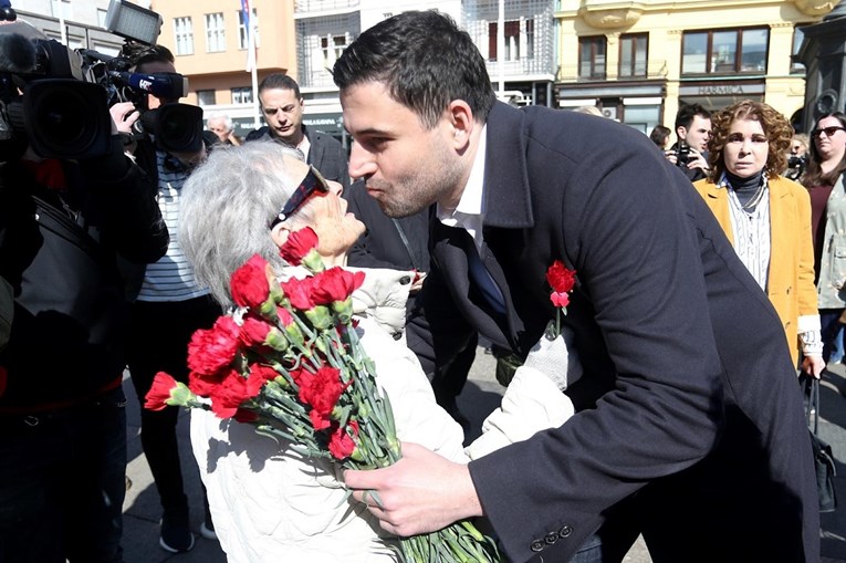 Bernardić dijelio cvijeće ženama, ispričao se zbog izjave pa napao Plenkovića