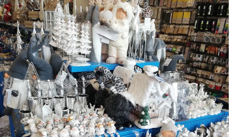 FOTO U zagrebačke dućane već stigli božićni ukrasi