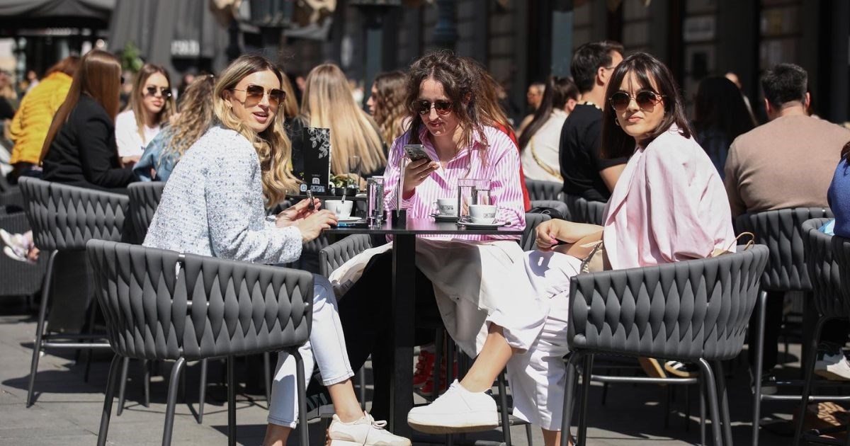 Sunčano vrijeme razveselilo Zagrepčane, terase kafića su pune