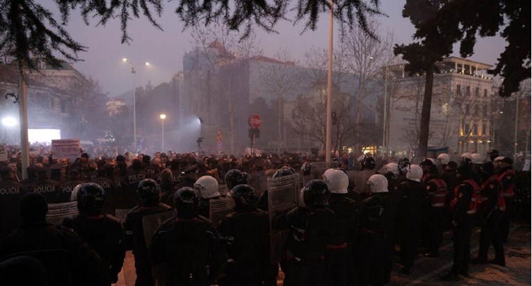 Prosvjednici se pokušali probiti u albanski parlament, gađali policiju petardama