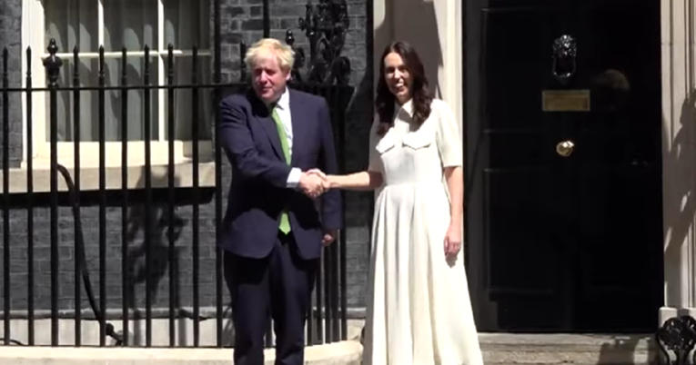 Snimka susreta Johnsona s premijerkom Novog Zelanda postala je hit, jasno je zašto