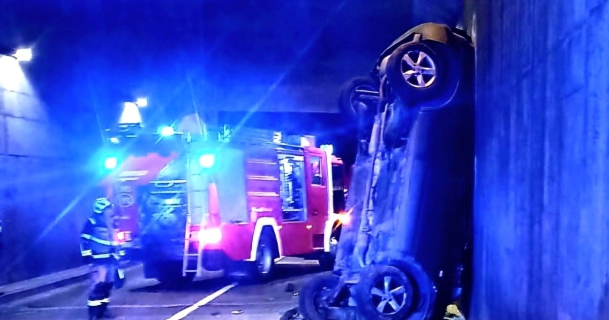 Auto u Zagrebu pao s nadvožnjaka. Vatrogasci: Prizor kakav se rijetko viđa