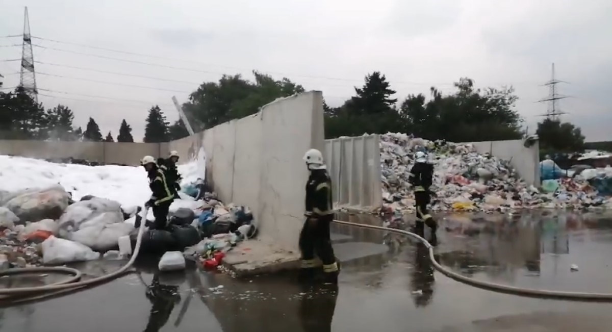 Zapalila se plastika kod Osijeka, vatrogasci lokalizirali požar