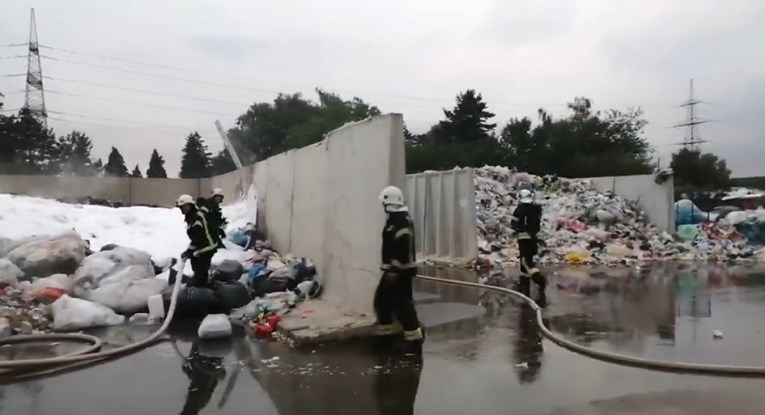 Osječka policija: Požar otpadne plastike uzrokovala je velika vrućina