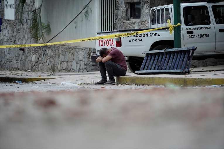 Frizeri, psiholozi i učitelji pomažu ljudima koji spavaju na trgovima u Caracasau