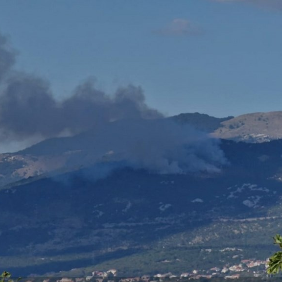 Požar iznad Rijeke, gasi ga 49 vatrogasaca, stigla i dva kanadera