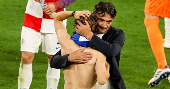 FOTO Modrić je nakon utakmice bio najutučeniji. Tješili ga Dalić, suigrači i Talijani