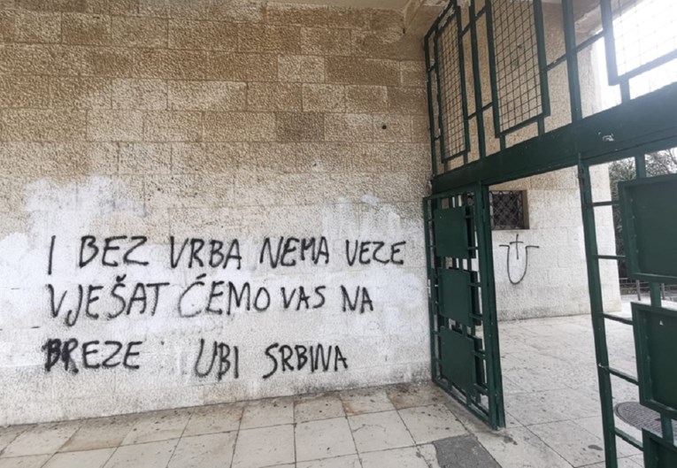FOTO Na pročelju osnovne škole u Splitu osvanuli ustaški grafiti