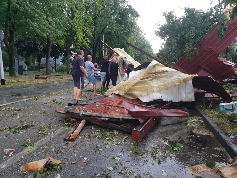 Zagrepčani nakon nevremena pomagali maknuti odlomljeni dio krova s ceste u Španskom