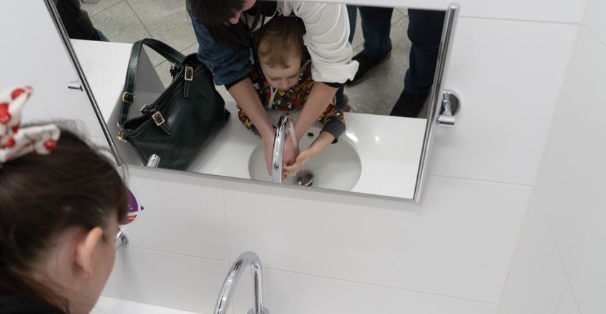 Mama ne pušta sedmogodišnjeg sina da ide sam na javni wc, ljudi su podijeljeni