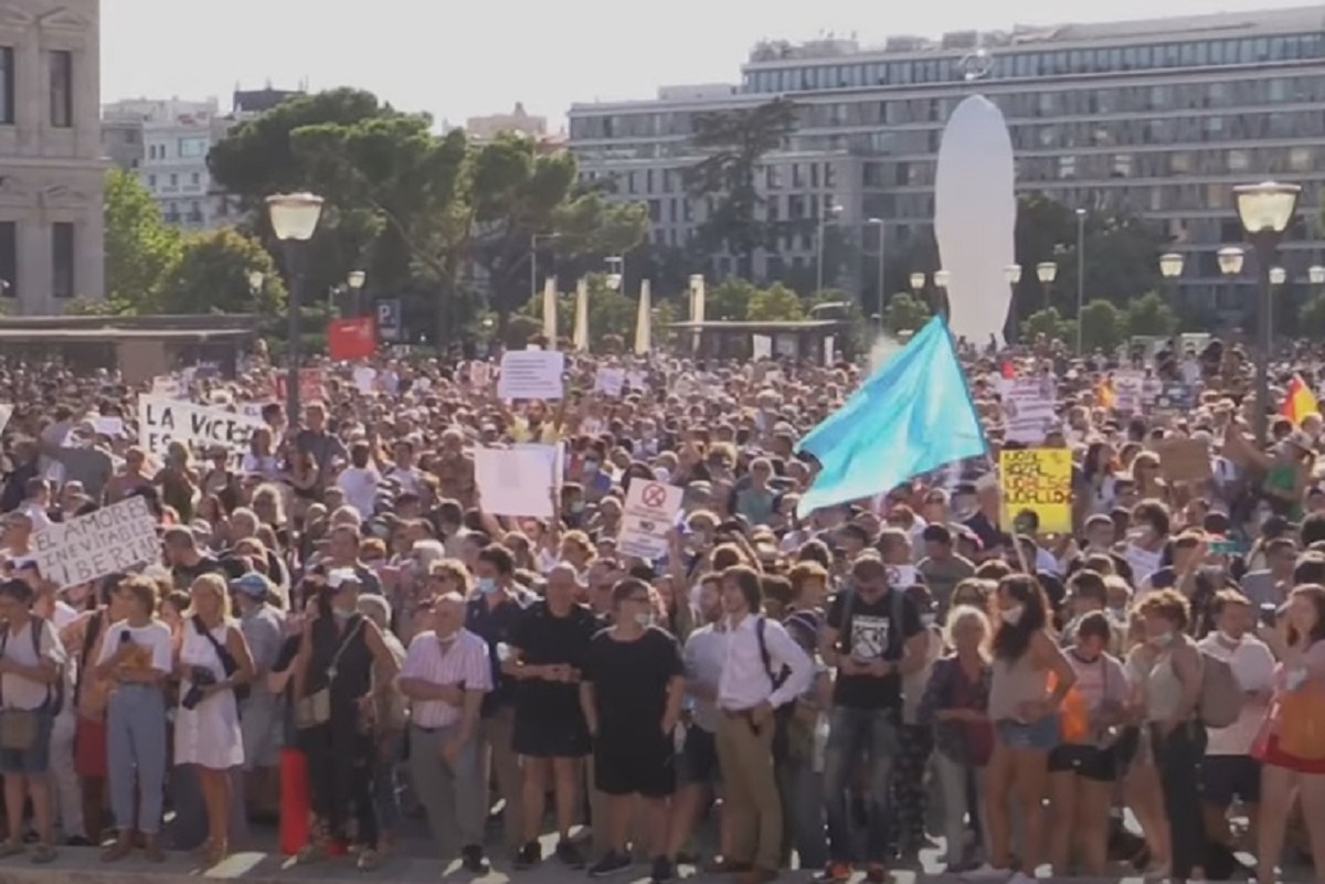 Prosvjed u Madridu protiv obveznog nošenja maski: "Virus ne postoji"