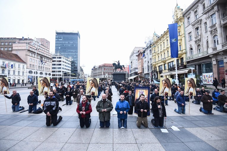 Neki likovi na glavnom zagrebačkom trgu jutros klečali i molili
