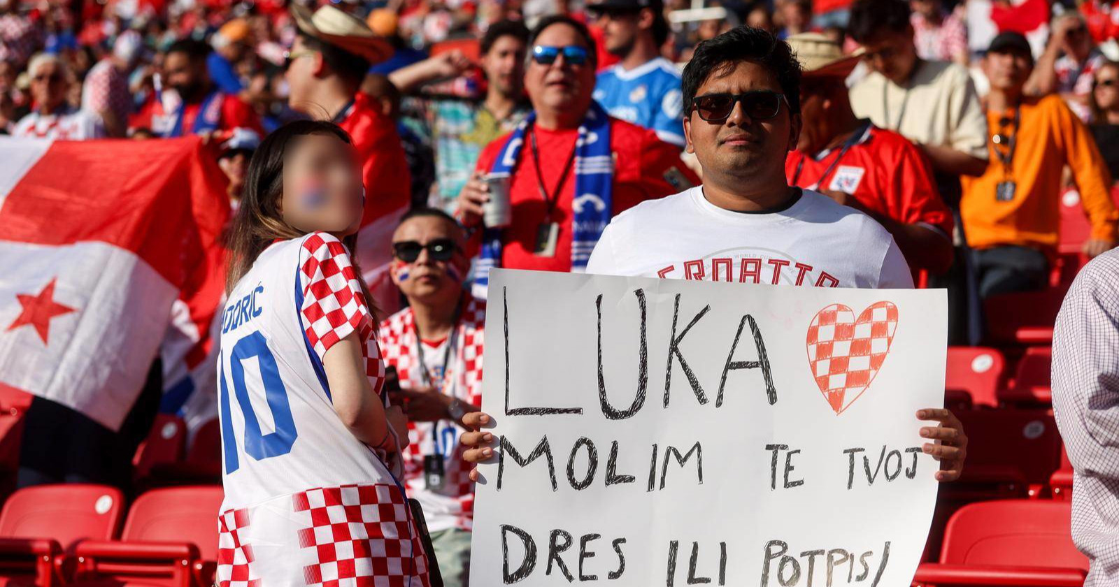 Navijač Hrvatske privukao pažnju na tribinama: "Luka molim te dres ili potpis"