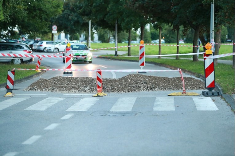 VIDEO U Zagrebu se na cesti otvorila rupa, prolaz ulicom zatvoren