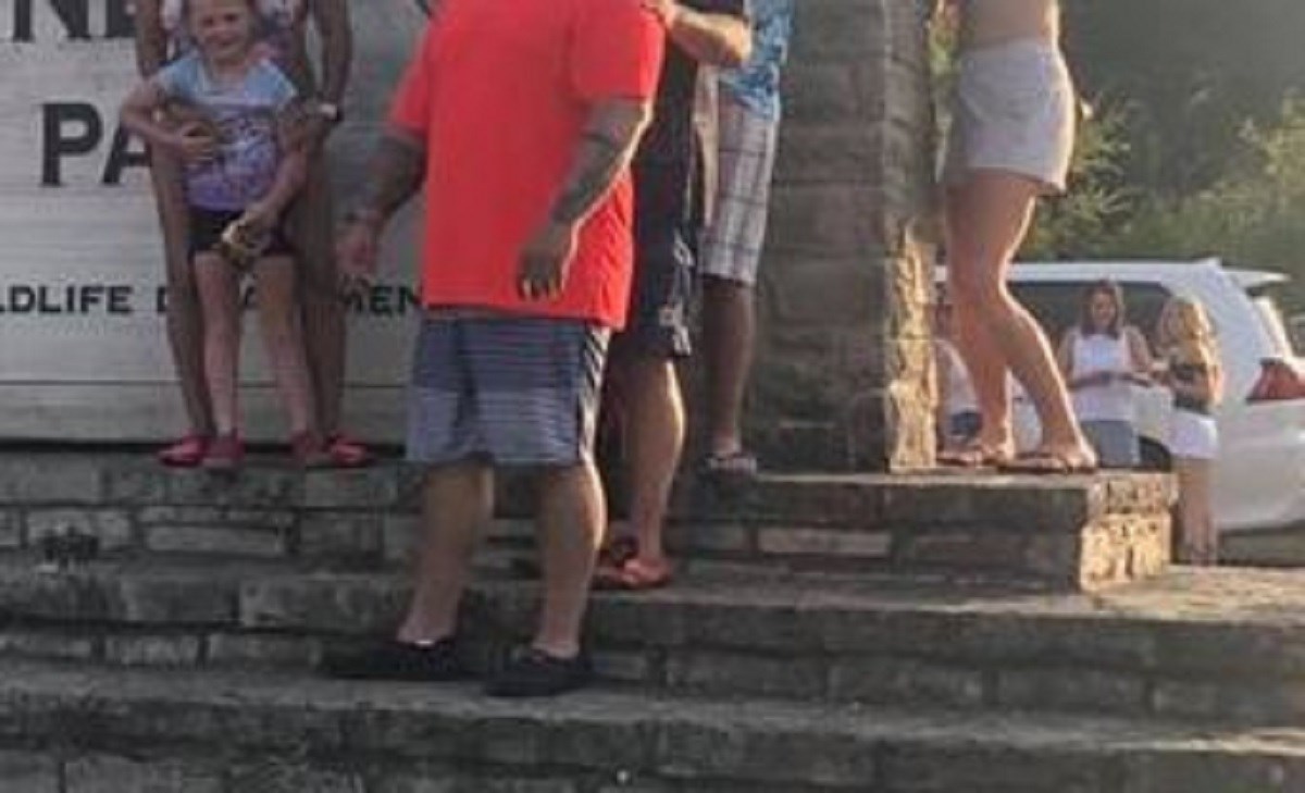 Bjesne na ženu koja im je uništila obiteljsku fotku: "Pokazala je gole grudi"