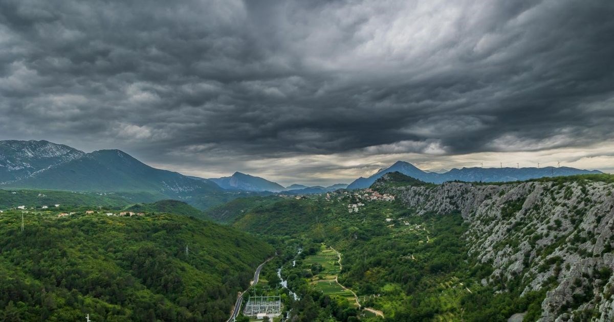 Fotka dana: Tamni oblaci nadvili se nad dalmatinskim zaleđem