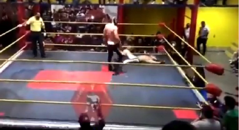 UZNEMIRUJUĆI VIDEO 26-godišnji kečer srušio se u ringu pa umro u bolnici
