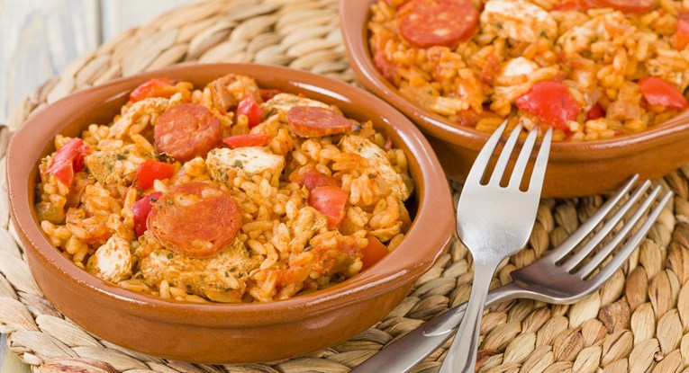 Veličanstvena jambalaya: Kreolsko jelo s rižom, kobasicom i piletinom prepuno okusa