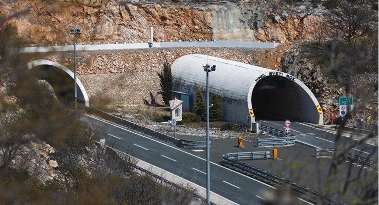 Zbog radova na autocesti u tunelima Sveti Rok i Mala Kapela se vozi kroz jednu cijev
