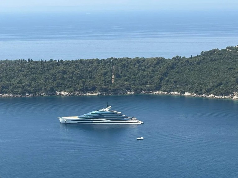 Jahta Deep Blue vrijedna 450 milijuna dolara usidrila se kod Dubrovnika