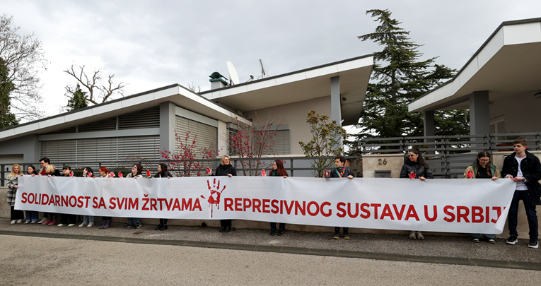 FOTO Ispred srpske ambasade u Zagrebu razvili transparent podrške studentima