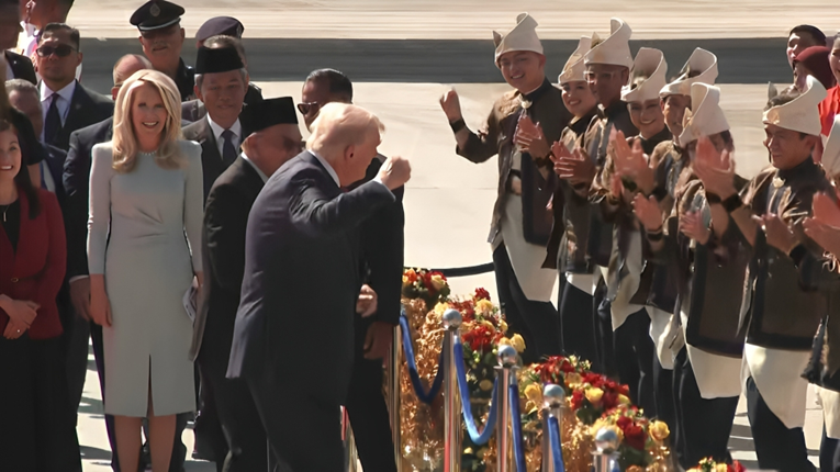 Trump zaplesao na crvenom tepihu po dolasku u Maleziju, video je viralan