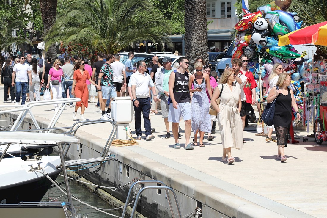 Prvosvibanjski uranak okupio oko 2000 gostiju u Baškoj Vodi