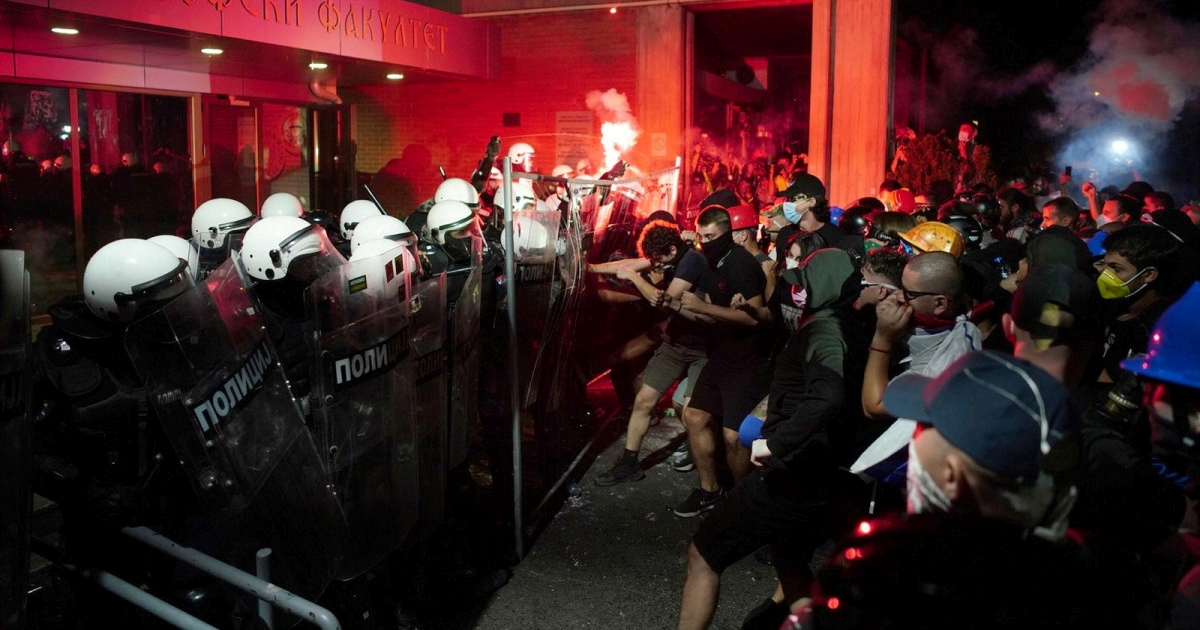 VIDEO Brutalna akcija policije u Novom Sadu. Čuli se topovski udari, bačeni suzavci