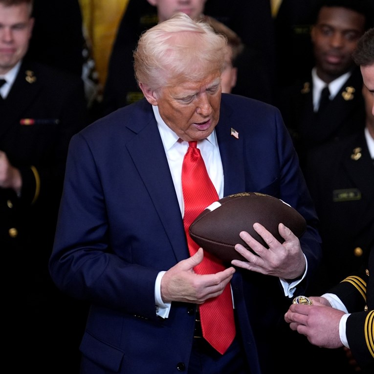 Zbog modrice na Trumpovoj ruci krenule glasine o njegovom zdravlju