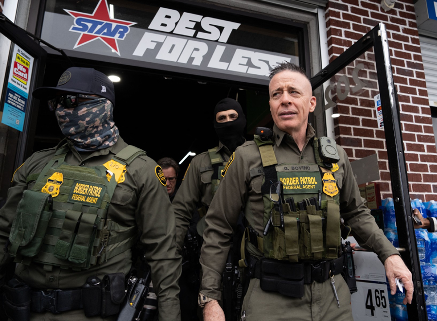 Na slici Greg Bovino (desno)