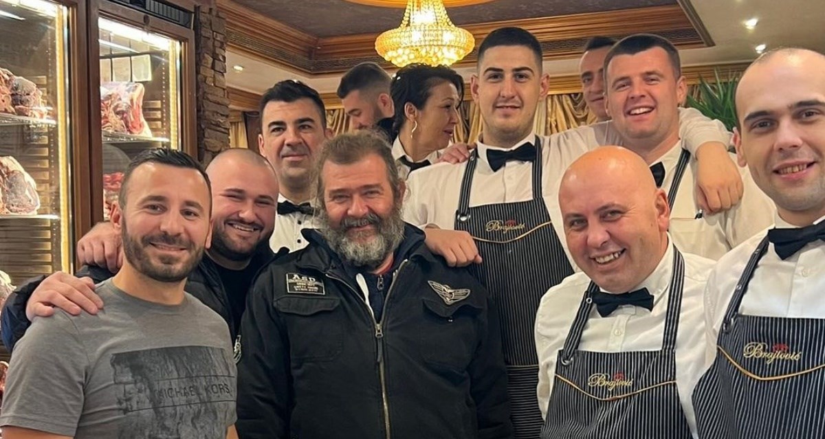 Ne, na slici nije Mel Gibson na ćevapima kod Seje Brajlovića